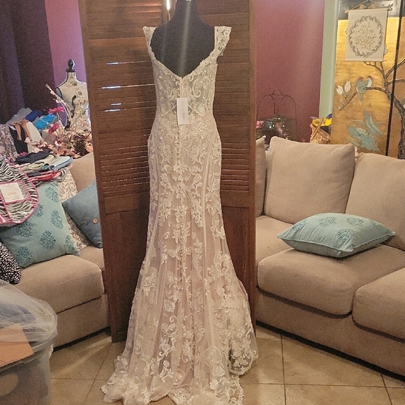 Allure Bridals White Sheath Wedding Dress with Sweetheart Neckline - Picture 4 of 16